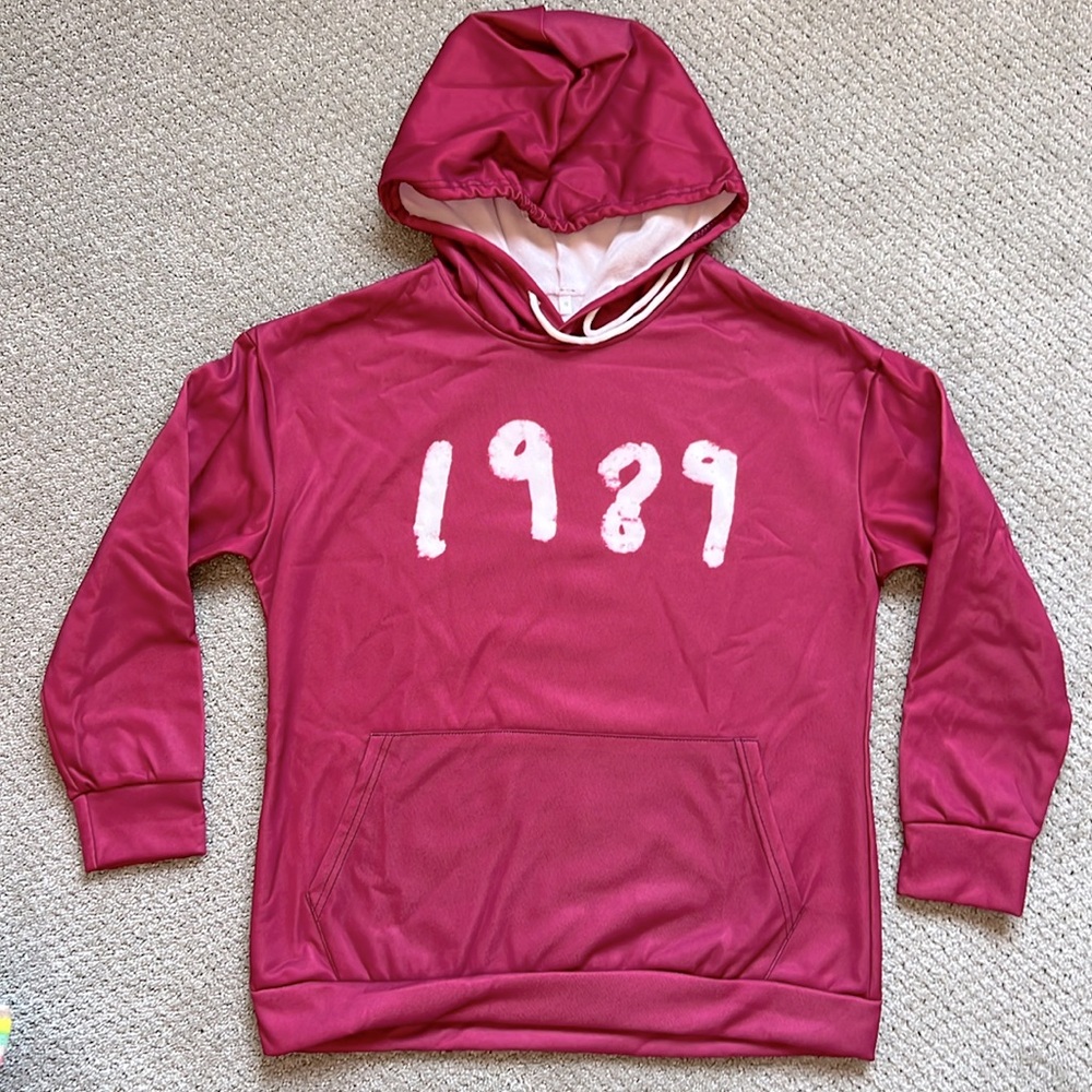 NWOT Taylor Swift “1989” Sweatshirt / Hoodie. Size Adult S (kids xl)
